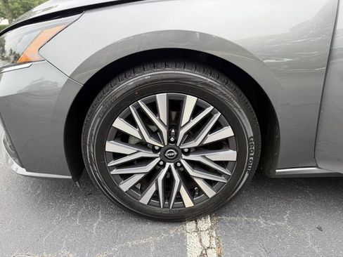 Used 2025 Nissan Altima 2.5 SV FWD image 37
