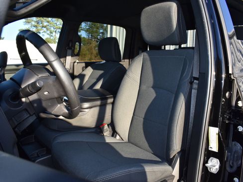 Used 2024 RAM 2500 Tradesman w/ Chrome Appearance Group image 24