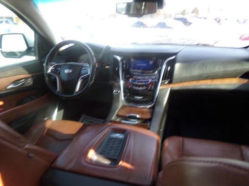 Used 2015 Cadillac Escalade Luxury image 31