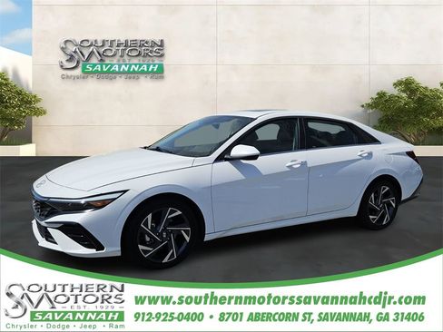 Used 2025 Hyundai Elantra SEL image 1
