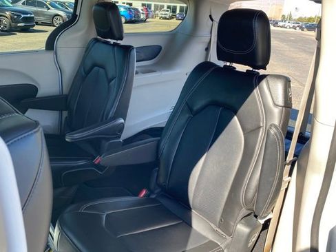 Used 2024 Chrysler Pacifica Touring-L image 17