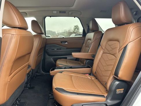 Used 2024 Nissan Pathfinder Platinum image 18