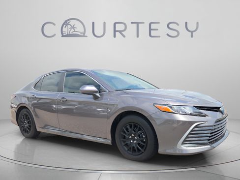 Used 2022 Toyota Camry LE FWD image 7