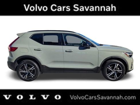 Certified 2024 Volvo XC40 B5 Core image 3