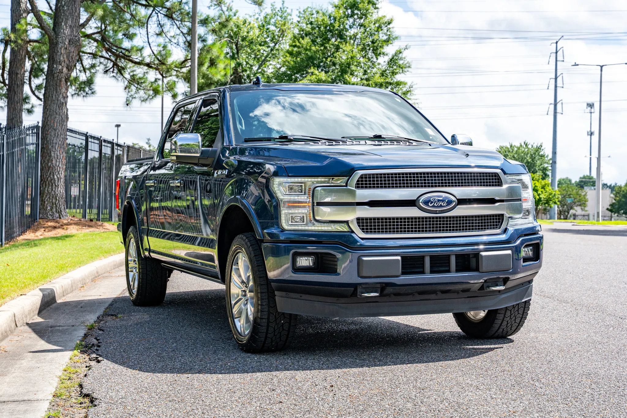 Used 2020 Ford F150 Platinum w/ Equipment Group 701A Luxury AWD/4WD image 3