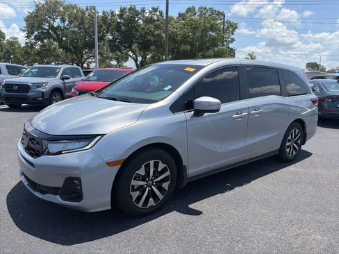 Certified 2025 Honda Odyssey EX-L image 3
