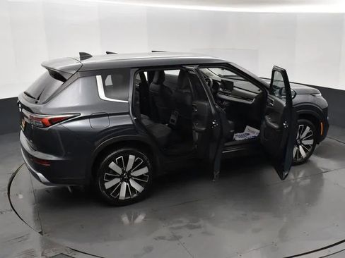 Used 2025 Mitsubishi Outlander SE image 6