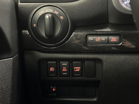 Used 2018 Nissan Titan SV w/ SV Convenience Package AWD/4WD image 24