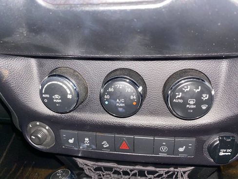 Used 2015 Jeep Wrangler Unlimited Rubicon w/ Connectivity Group AWD/4WD image 29