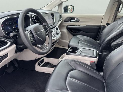 Used 2024 Chrysler Pacifica Select image 14