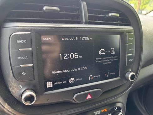 Used 2025 Kia Soul LX w/ LX Technology Package FWD image 17