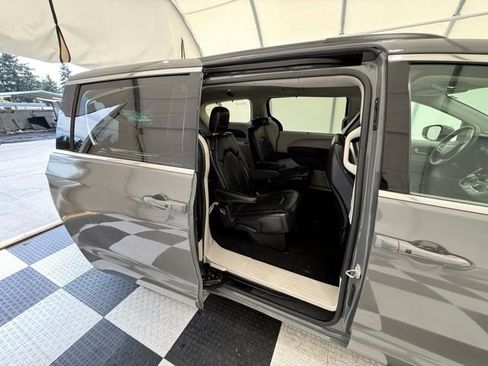 Used 2022 Chrysler Pacifica Touring-L FWD image 25