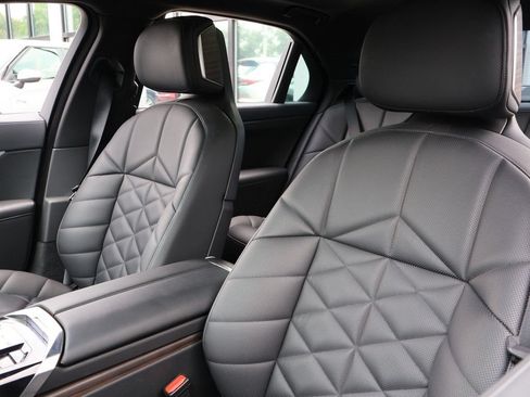 Used 2025 BMW 740i w/ Premium Package RWD image 37