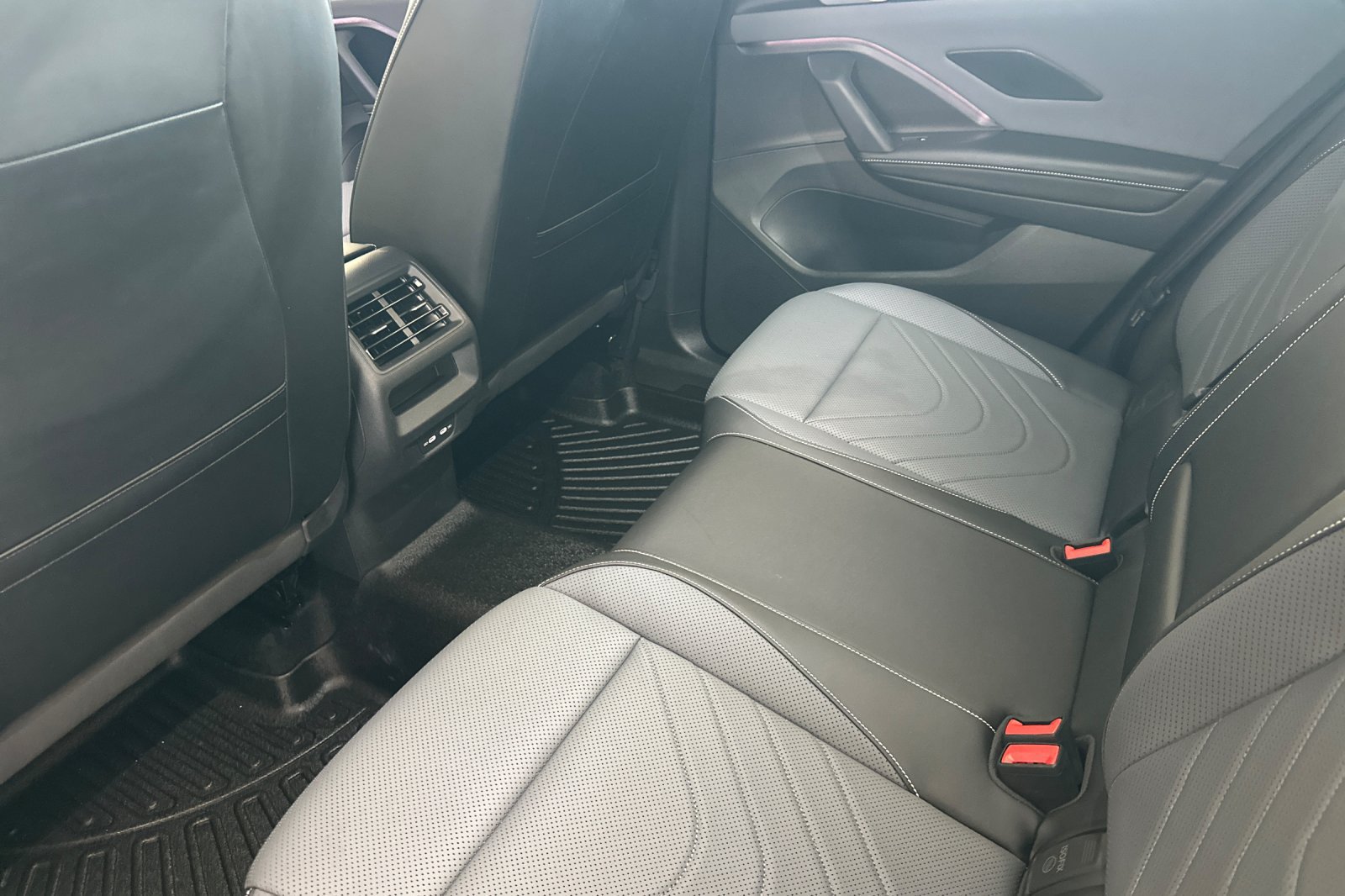 Used 2025 Volkswagen Tiguan SE AWD/4WD image 9