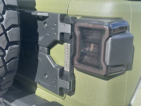 Used 2024 Jeep Wrangler Unlimited image 33