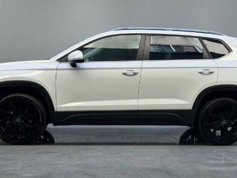 Used 2022 Volkswagen Taos SE w/ Panoramic Sunroof Package FWD image 3