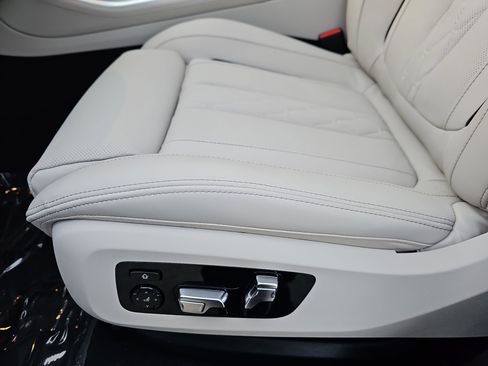 New 2026 BMW X5 xDrive50e w/ Executive Package image 31