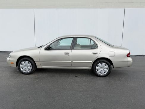 Used 1995 Nissan Altima SE image 2