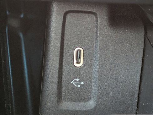 Used 2024 Mercedes-Benz GLC 300 4MATIC image 30