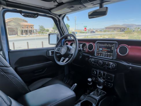 Used 2023 Jeep Gladiator Rubicon w/ LED Lighting Group AWD/4WD image 9