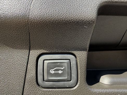 Used 2023 GMC Acadia SLT w/ Preferred Package image 22