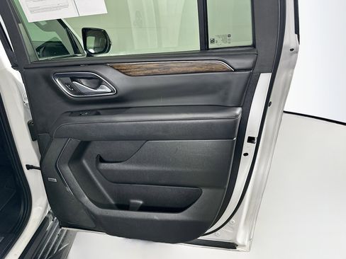 Used 2023 Chevrolet Suburban Premier image 32