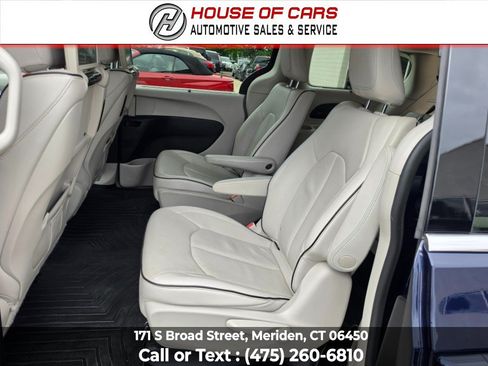 Used 2018 Chrysler Pacifica Limited w/ Advanced Safetytec Group FWD image 40