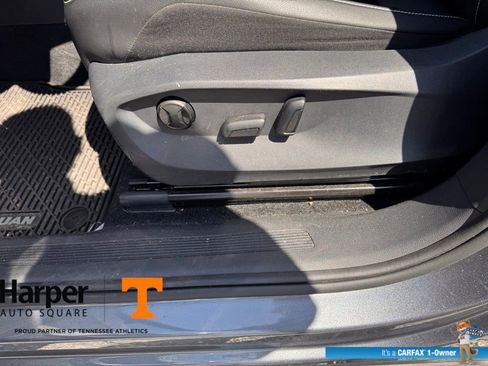 Used 2024 Volkswagen Tiguan SE w/ Panoramic Sunroof Package image 18