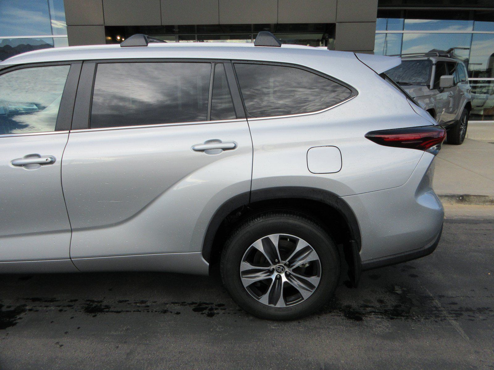 Used 2024 Toyota Highlander XLE AWD/4WD image 4