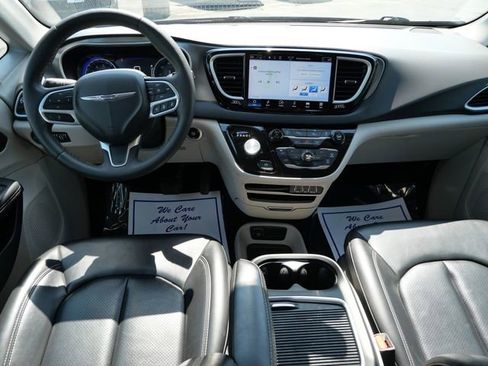 Used 2023 Chrysler Pacifica Touring-L FWD image 9