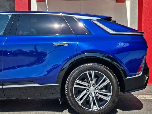 Used 2024 Cadillac Lyriq Luxury AWD/4WD image 7
