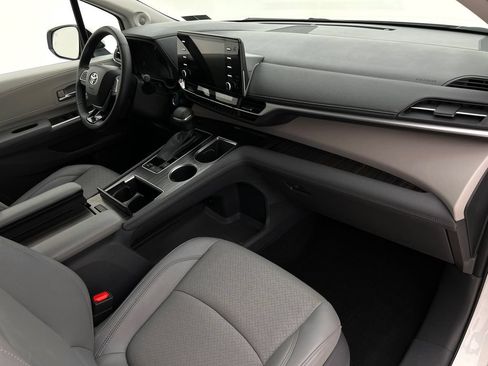 Used 2021 Toyota Sienna Limited AWD/4WD image 13