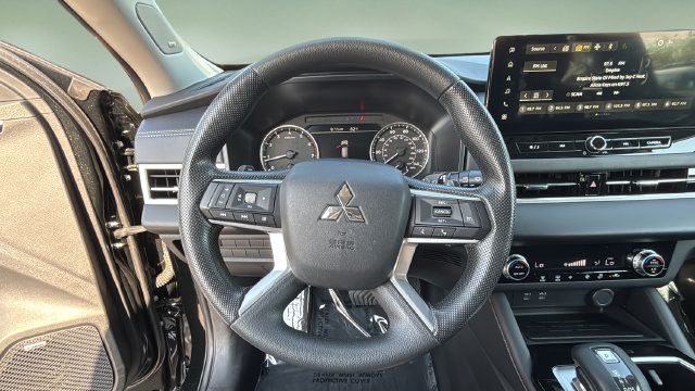 Used 2025 Mitsubishi Outlander ES FWD image 12