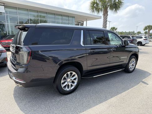 Used 2025 Chevrolet Suburban Premier RWD image 2
