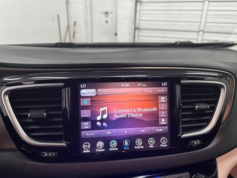 Used 2018 Chrysler Pacifica Touring-L Plus w/ Advanced Safetytec Group FWD image 18