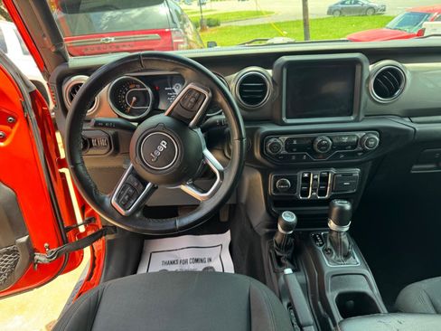 Used 2018 Jeep Wrangler Unlimited Sahara AWD/4WD image 16