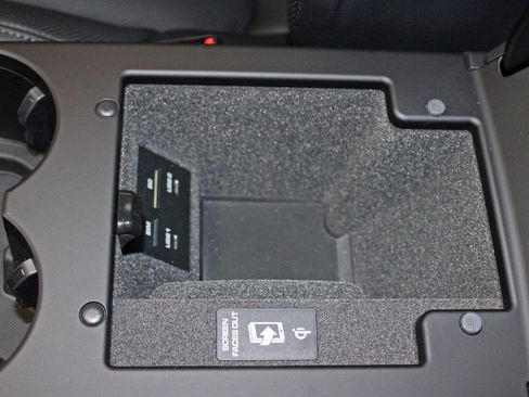 Certified 2025 Porsche Macan image 32