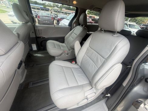 Used 2017 Toyota Sienna XLE Premium w/ Outdoor Package AWD/4WD image 11