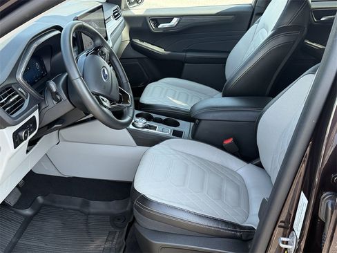 Used 2023 Ford Escape Platinum w/ Premium Technology Package image 9
