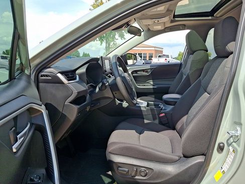 Used 2021 Toyota RAV4 XLE w/ Convenience Package FWD image 13