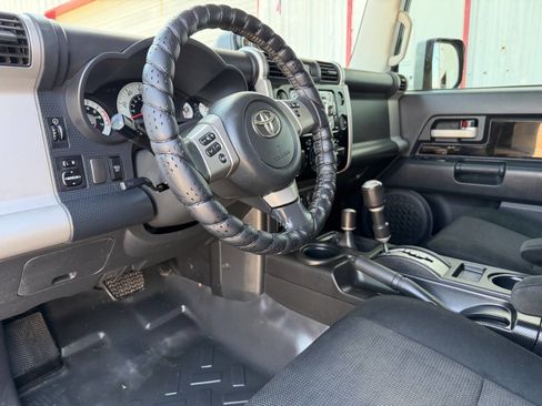 Used 2011 Toyota FJ Cruiser 4WD w/ Upgrade Pkg image 3