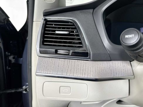 Used 2025 Volvo XC90 B6 Plus w/ Protection Package Premier image 10