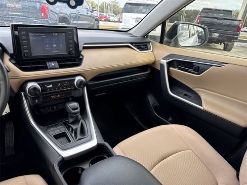 Used 2019 Toyota RAV4 LE image 11