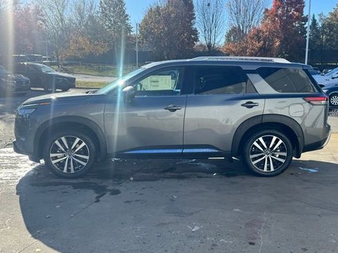 New 2025 Nissan Pathfinder Platinum image 4