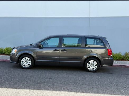 Used 2016 Dodge Grand Caravan American Value Package w/ UConnect Hands-Free Group FWD image 3