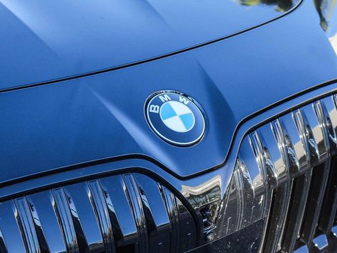 Used 2023 BMW 760i xDrive w/ Luxury Rear Seating Package image 9