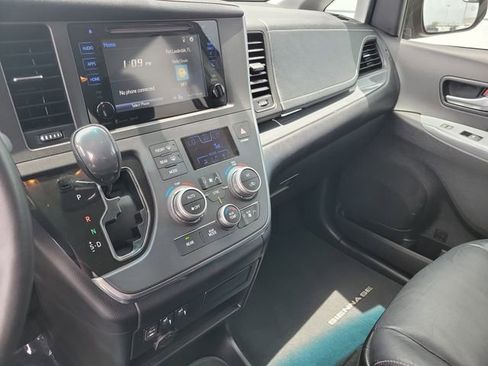 Used 2017 Toyota Sienna SE FWD image 22