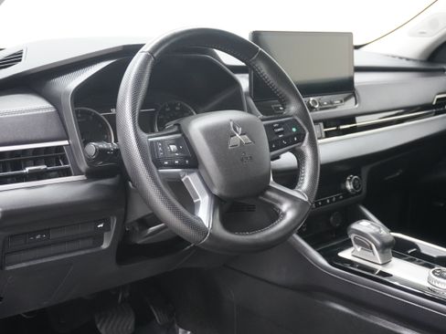 Used 2025 Mitsubishi Outlander SE FWD image 10