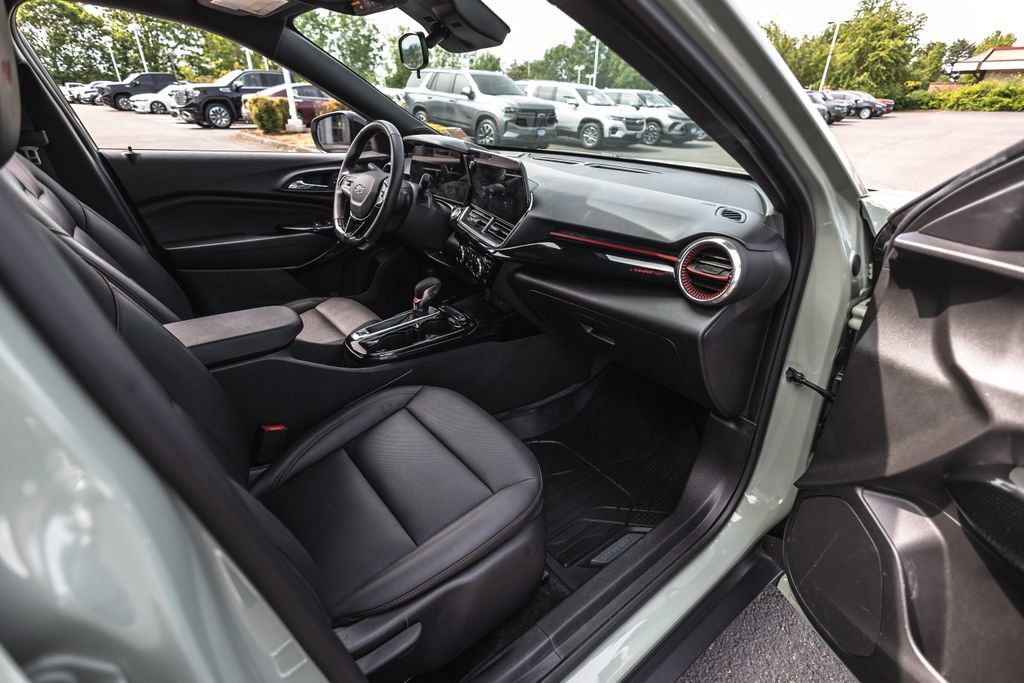 Used 2024 Chevrolet Trax RS w/ Sunroof Package FWD image 27
