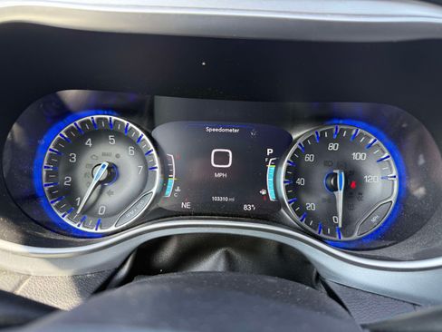 Used 2020 Chrysler Pacifica Touring w/ Advanced Safetytec Group FWD image 11